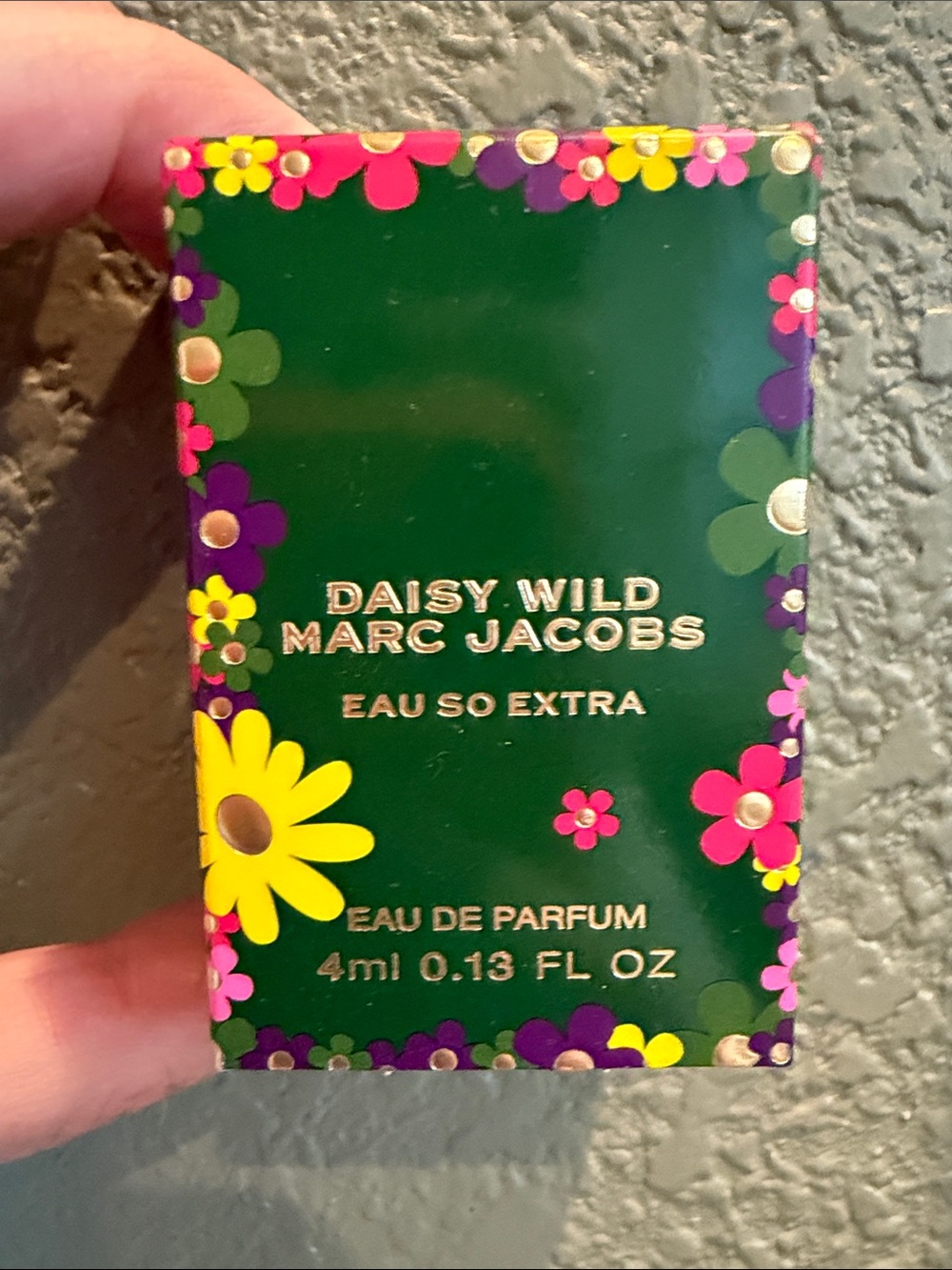 Marc Jacobs Daisy Wild Eau So Extra Gift Set with Strawberry Charm - Picture 8 of 11